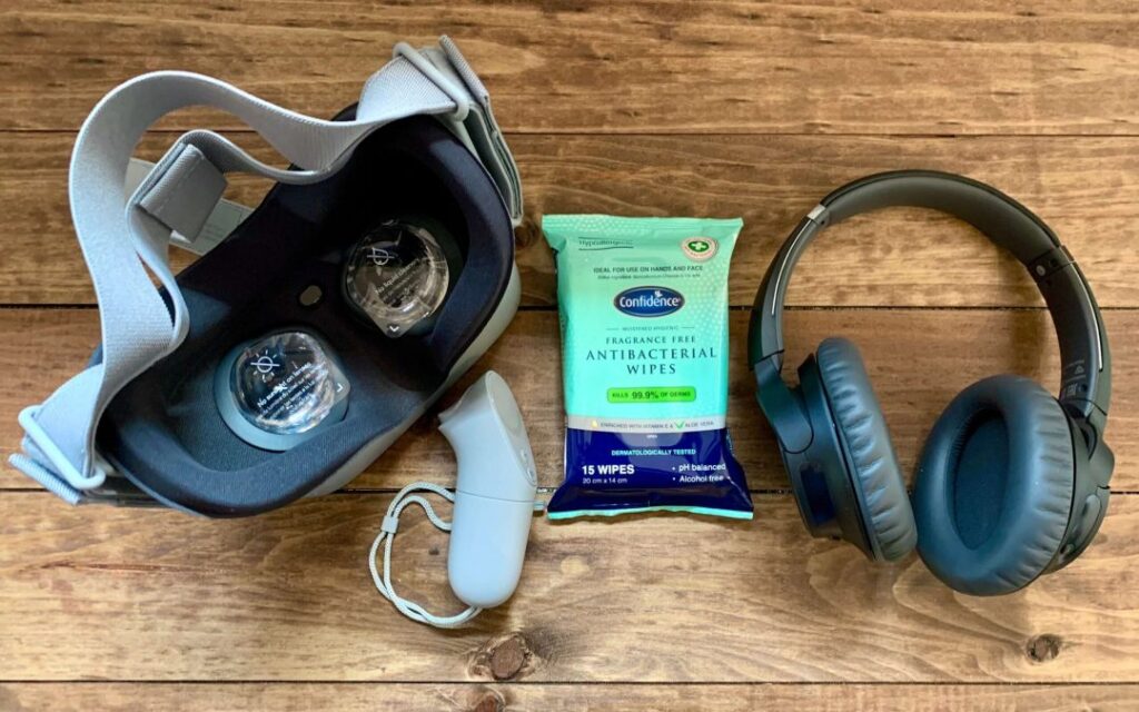 VR-headset-with-headphones-controller-and-antibacterial-wipes